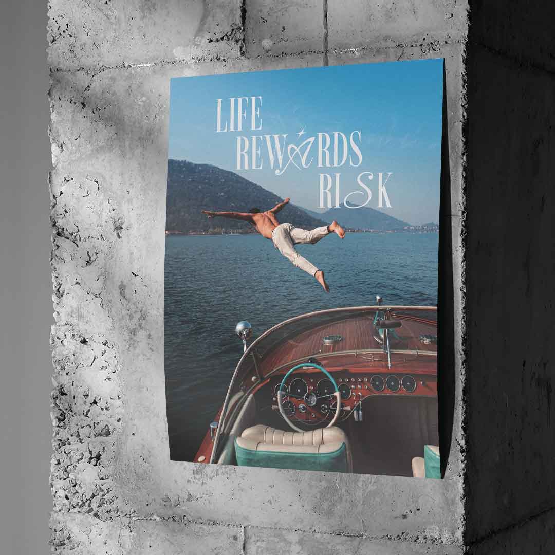 DOTCOMCANVAS Life Rewards Risk Poster an Betonwand