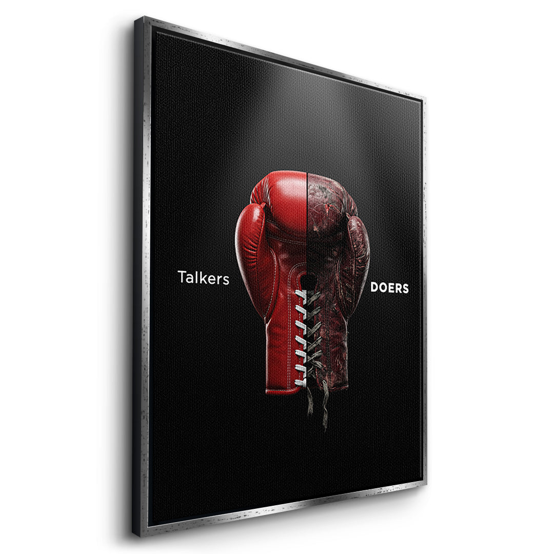 Seitenansicht des Leinwandbilds Talkers Vs Doers Boxing im silbernen Rahmen