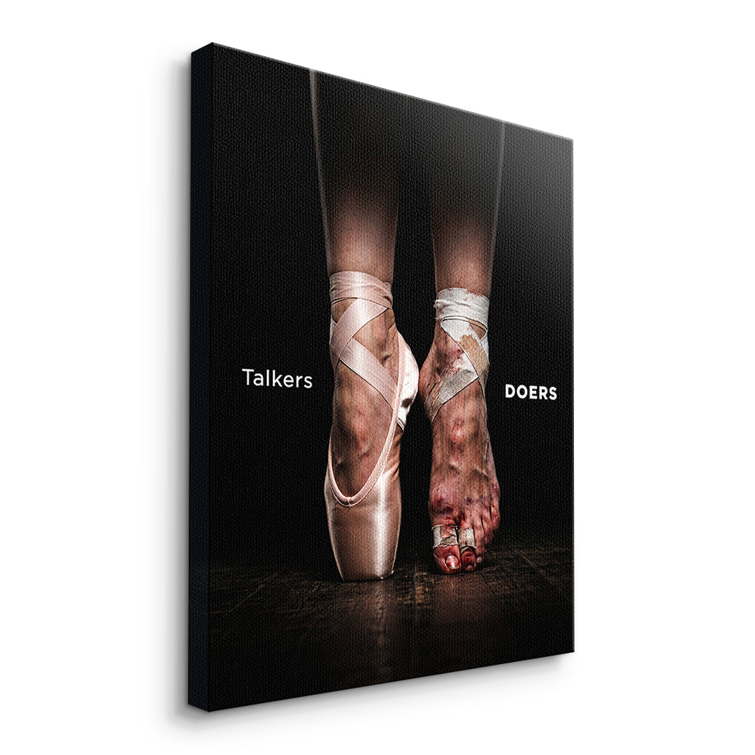 Seitenansicht des Leinwandbilds Talkers Vs Doers Ballet ohne Rahmen