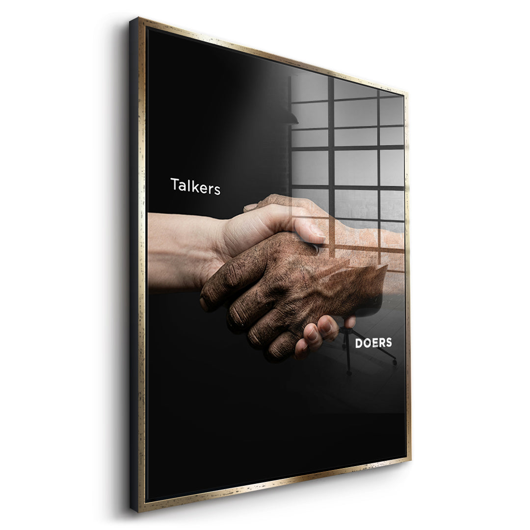 Seitenansicht des Acrylglasbilds Talkers Vs Doers Handshake im goldenen Rahmen