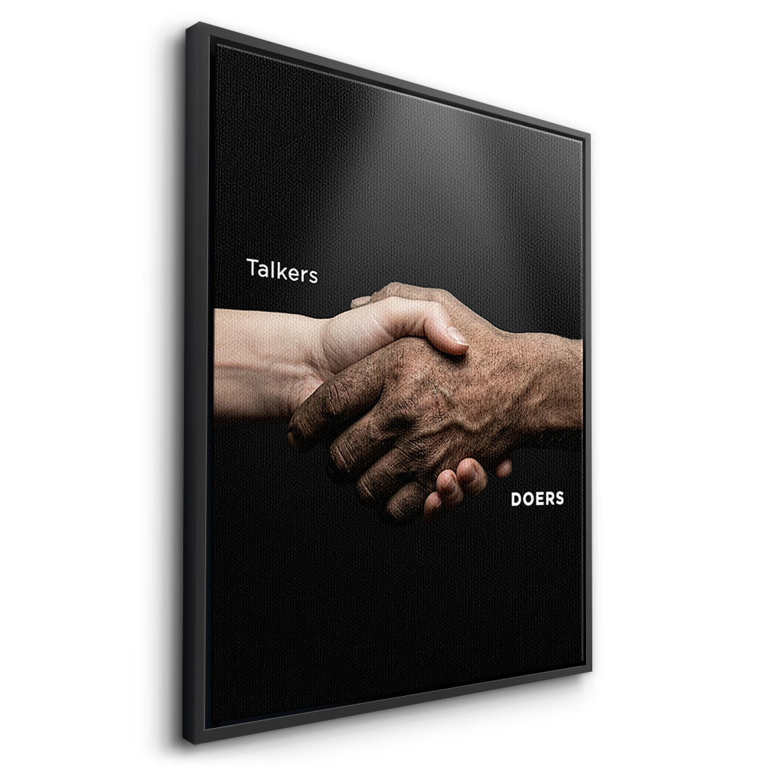 Seitenansicht des Leinwandbilds Talkers Vs Doers Handshake im schwarzen Rahmen