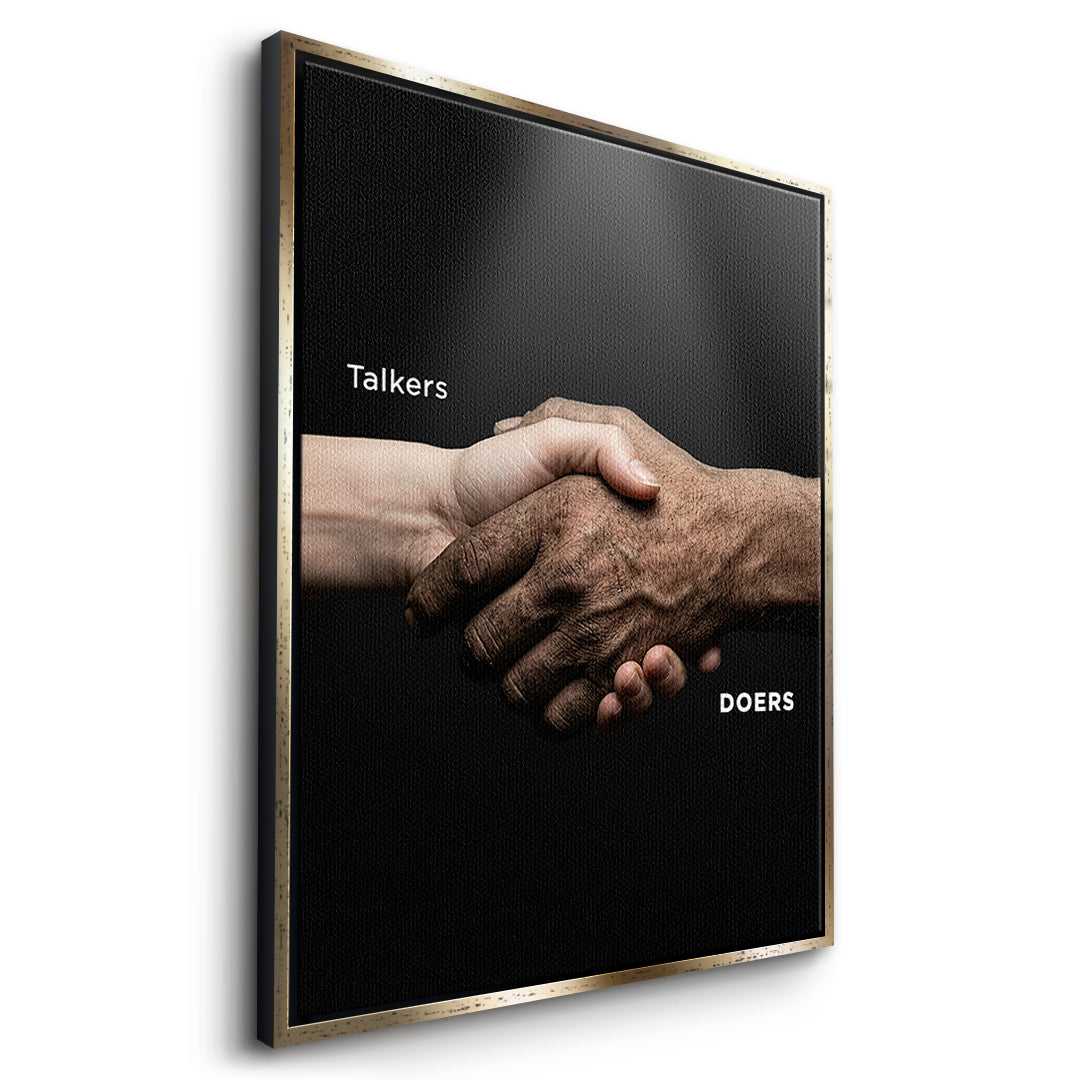 Seitenansicht des Leinwandbilds Talkers Vs Doers Handshake im goldenen Rahmen