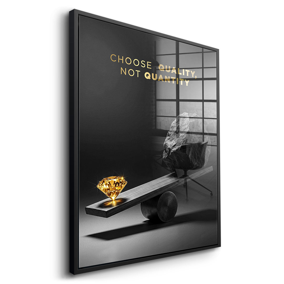 Seitenansicht des Acrylglasbilds Choose Quality, Not Quantity im schwarzen Rahmen