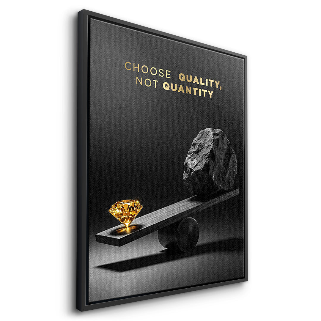 Seitenansicht des Leinwandbilds Choose Quality, Not Quantity im schwarzen Rahmen
