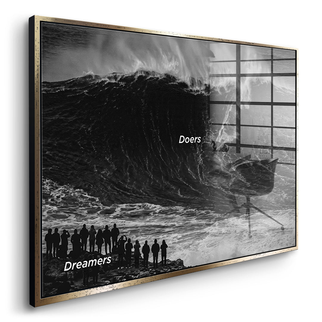 Seitenansicht des Acrylglasbilds Doers VS Dreamers im goldenen Rahmen