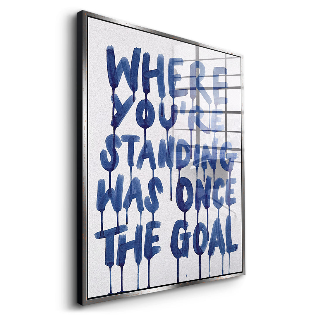 Seitenansicht des Acrylglasbilds Where You're Standing Was Once The Goal im silbernen Rahmen