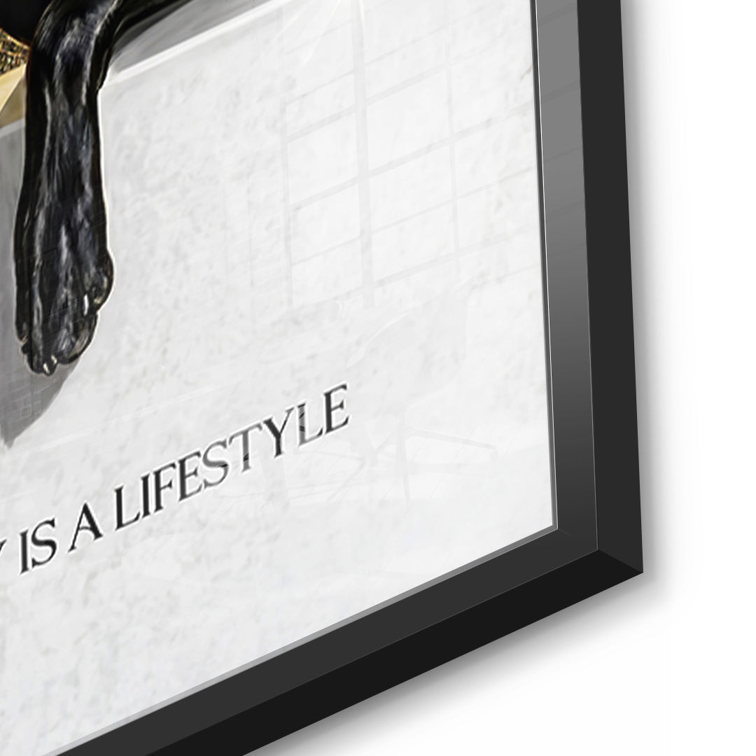 Detailaufnahme des 5mm Acrylglases, Luxury Is A Lifestyle im schwarzen Rahmen