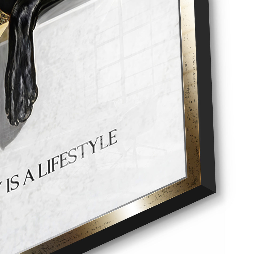 Detailaufnahme des 5mm Acrylglases, Luxury Is A Lifestyle im goldenen Rahmen