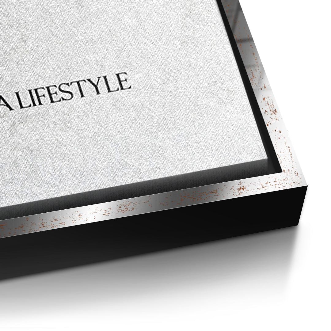 Detailaufnahme der Leinwandstruktur, Luxury Is A Lifestyle im silbernen Rahmen
