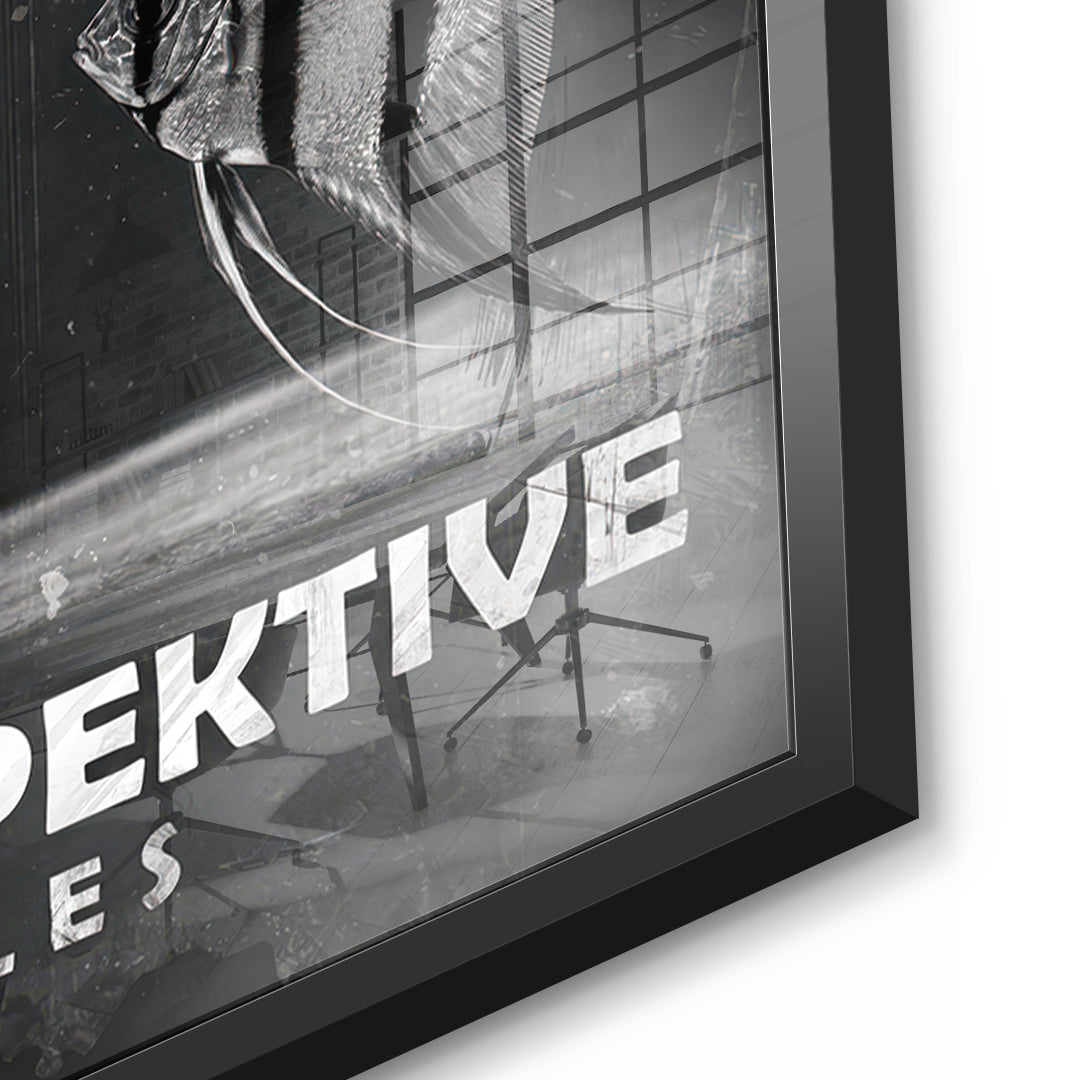 Detailaufnahme des 5mm Acrylglases, Perspective Is Everything (Deutsch) im schwarzen Rahmen