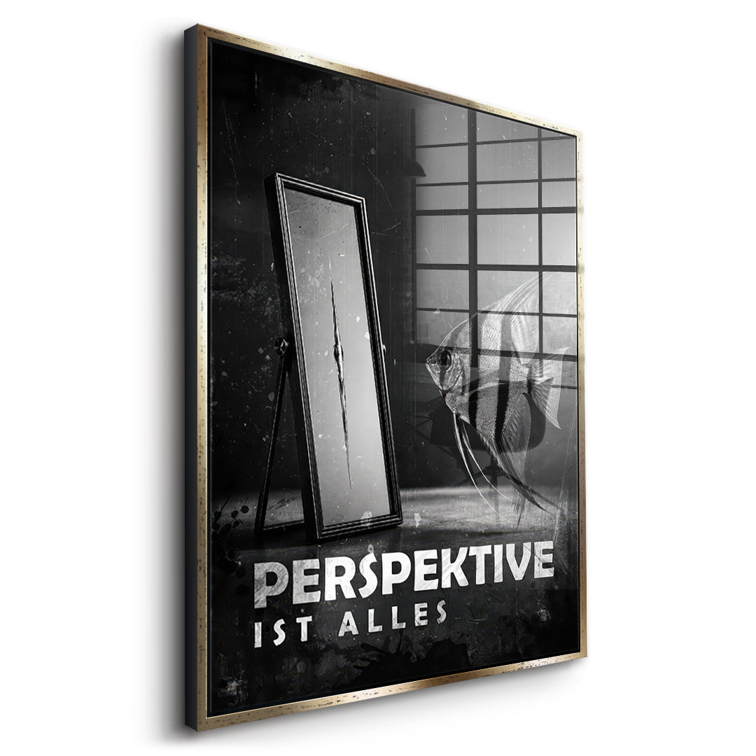 Seitenansicht des Acrylglasbilds Perspective Is Everything (Deutsch) im goldenen Rahmen