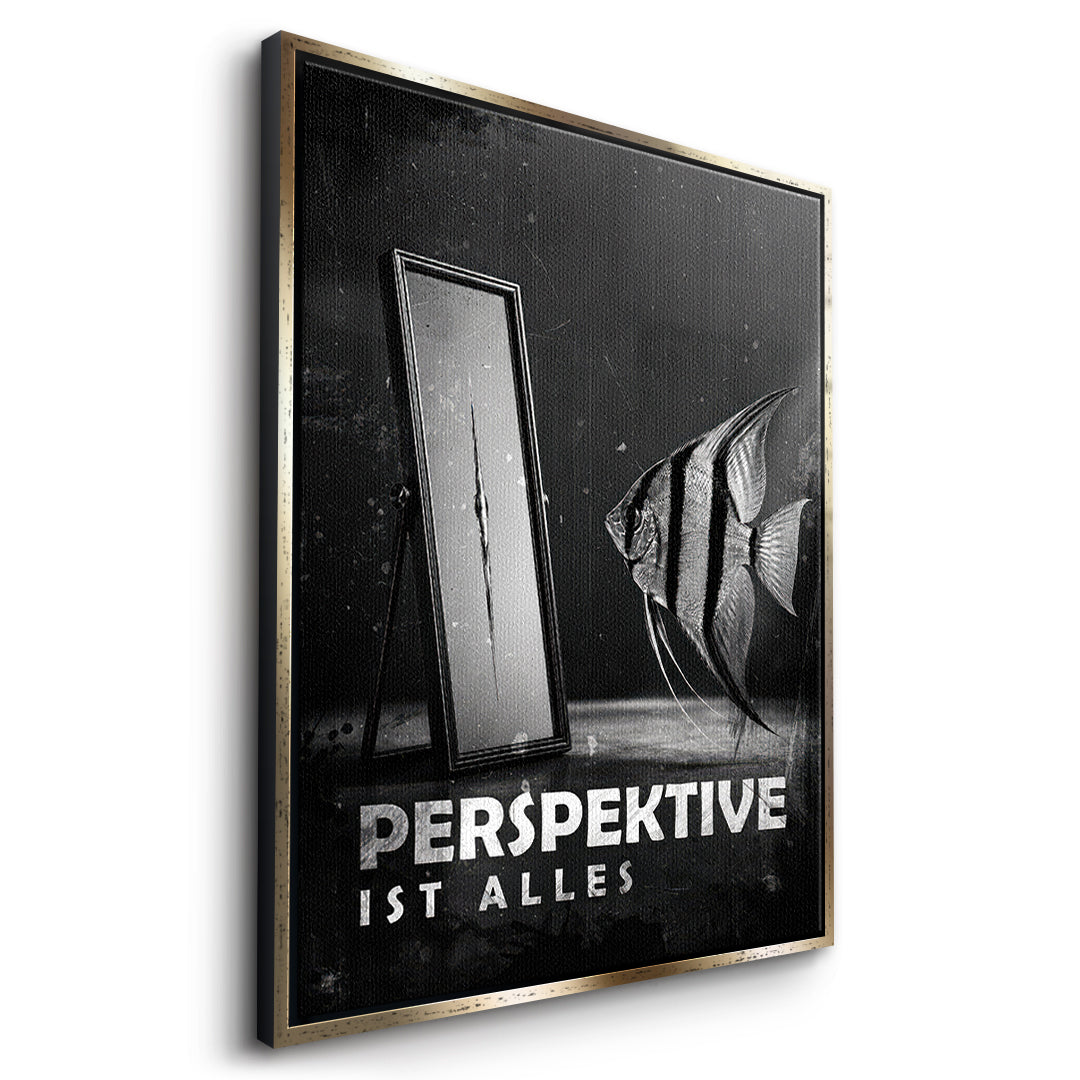 Seitenansicht des Leinwandbilds Perspective Is Everything (Deutsch) im goldenen Rahmen