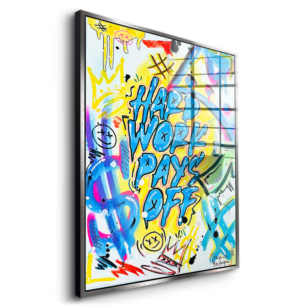 Seitenansicht des Acrylglasbilds Hard Work Pays Off Graffiti im silbernen Rahmen