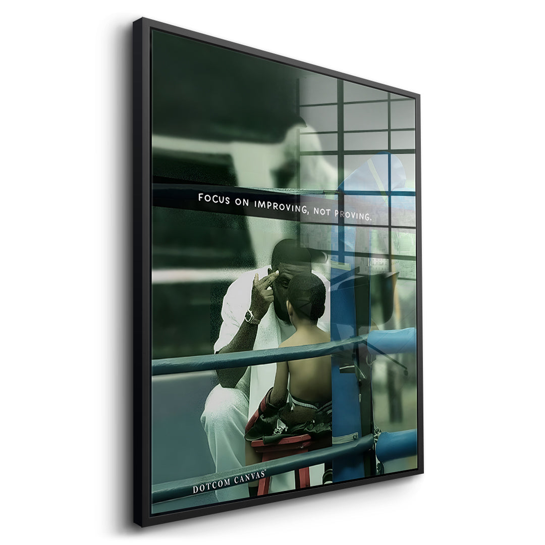Seitenansicht des Acrylglasbilds Focus On Improving im schwarzen Rahmen