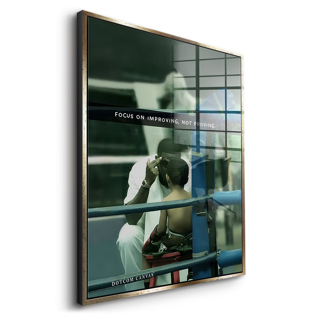 Seitenansicht des Acrylglasbilds Focus On Improving im goldenen Rahmen