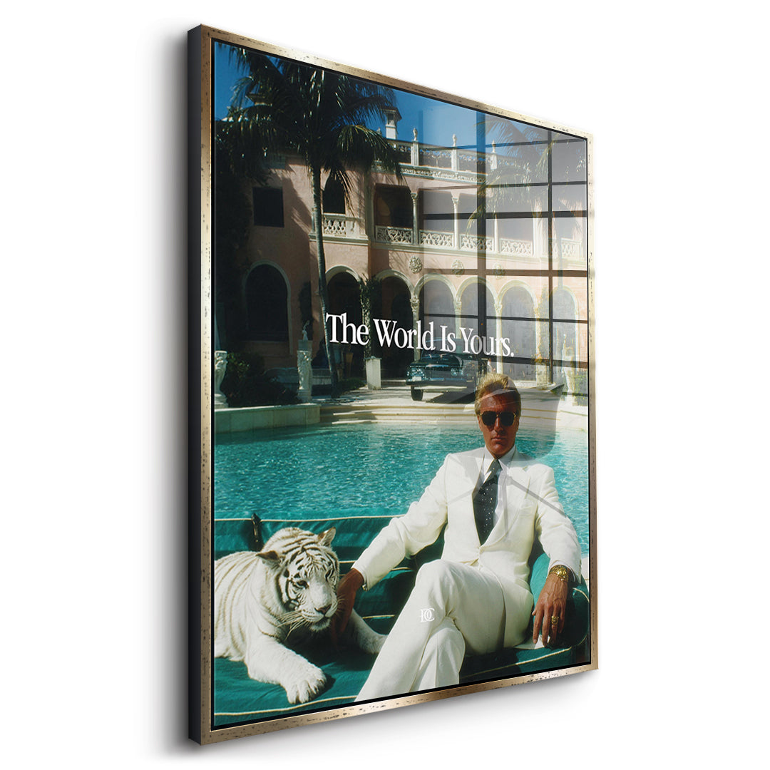 Seitenansicht des Acrylglasbilds The World Is Yours Tiger im goldenen Rahmen