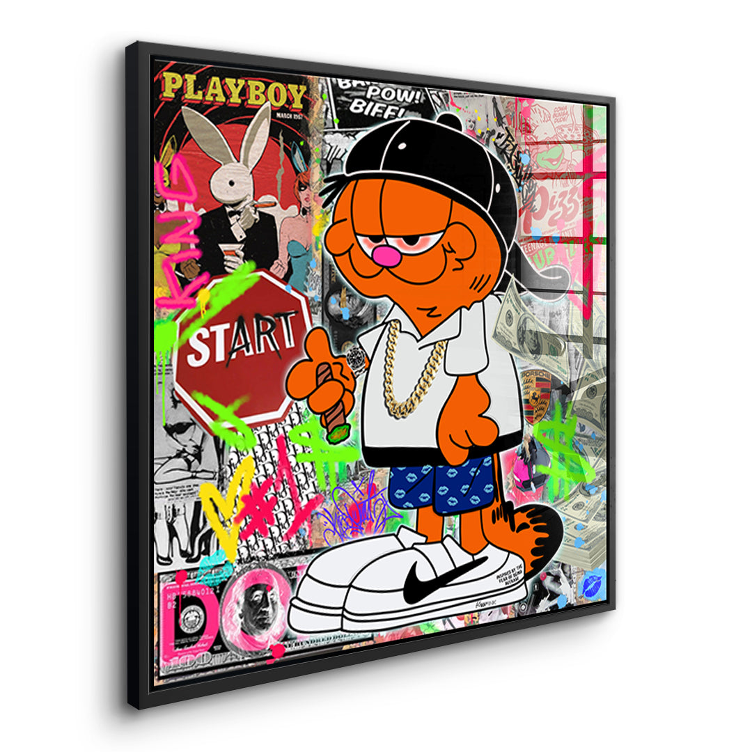 Seitenansicht des Acrylglasbilds Street Cat Swag im schwarzen Rahmen